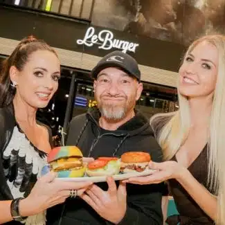 Sänger Roman Gregory überraschte die Gäste mit einer Burger-Kabarett-Einlage - Foto:Henrieta Zanoni, Roman Gregory, Beatrice Körme