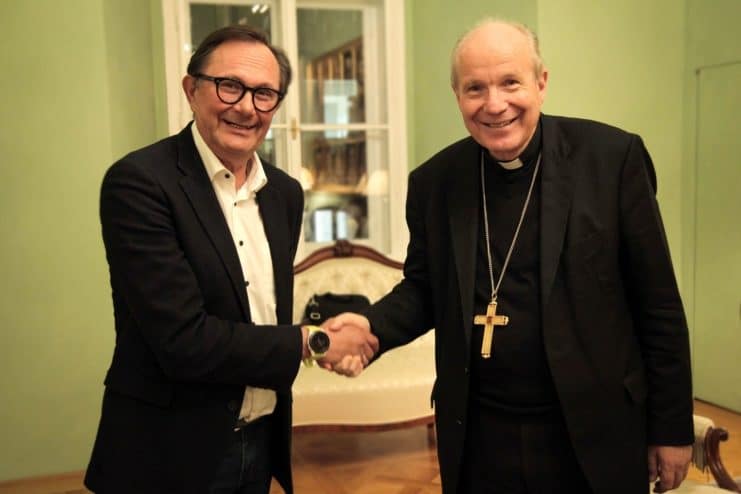 Gerhard Klein (Der ehemalige ORF-Journalist Gerhard Klein übernimmt die Funktion ehrenamtlich) mit Kardinal Schönborn