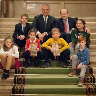 Rainer Seele, Dominique Meyer und Gäste bei der Aufführung der Oper „Persinette“ samt Scheckübergabe an das Kinderhospiz MOMO