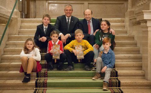 Rainer Seele, Dominique Meyer und Gäste bei der Aufführung der Oper „Persinette“ samt Scheckübergabe an das Kinderhospiz MOMO