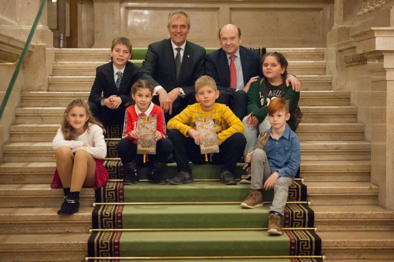 Rainer Seele, Dominique Meyer und Gäste bei der Aufführung der Oper „Persinette“ samt Scheckübergabe an das Kinderhospiz MOMO