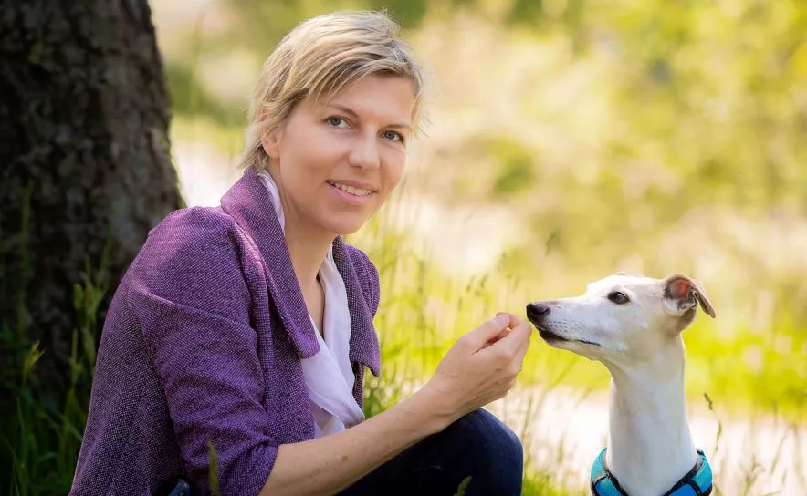 Tierschutzombudsfrau Eva Persy mit Hund Furio