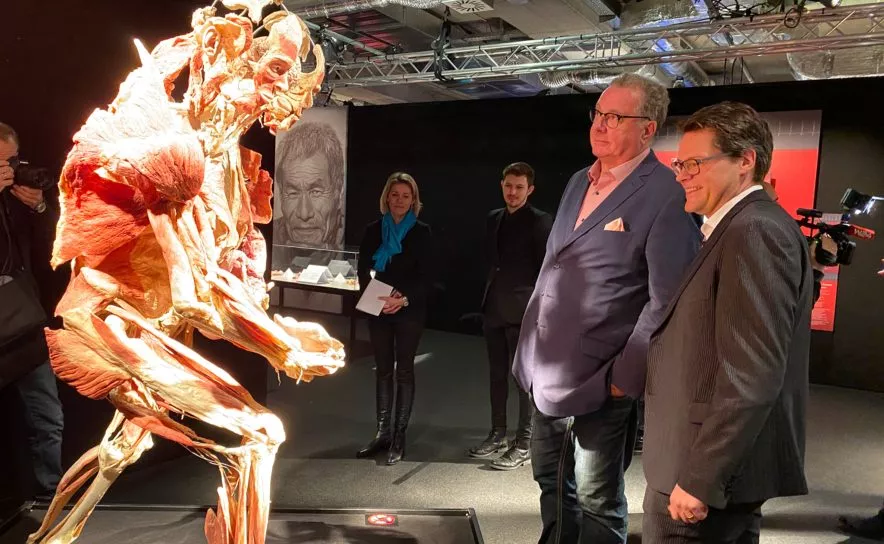 Jürgen Czernohorszky und Wolfgang Fischer besuchten mit Schülern Körperwelten Ausstellung