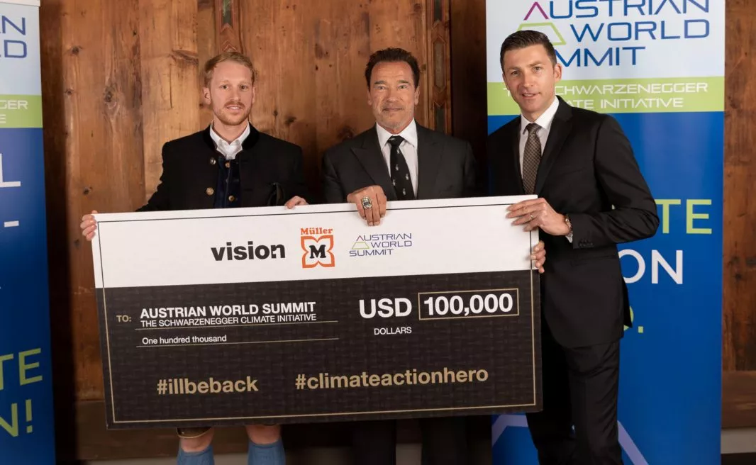 100.000 Dollar Scheck für Schwarzenegger Climate Initiative