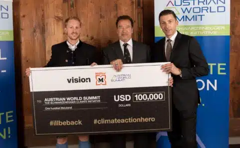 100.000 Dollar Scheck für Schwarzenegger Climate Initiative