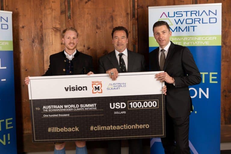 100.000 Dollar Scheck für Schwarzenegger Climate Initiative