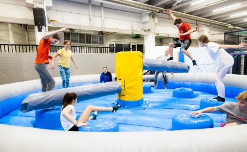 Der Sweeper in der Trampolinwelt erfordert viel Geschick