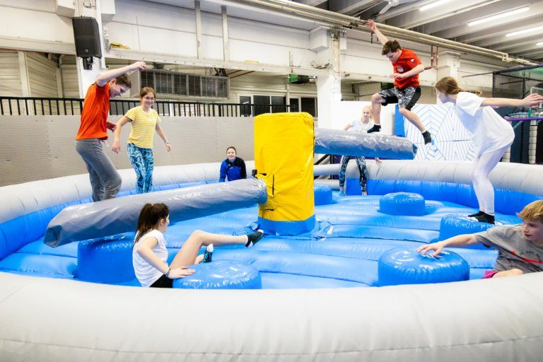 Der Sweeper in der Trampolinwelt erfordert viel Geschick