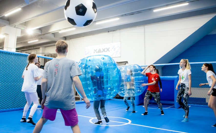 TrampBall und BubbleBal spielen in der Gruppe