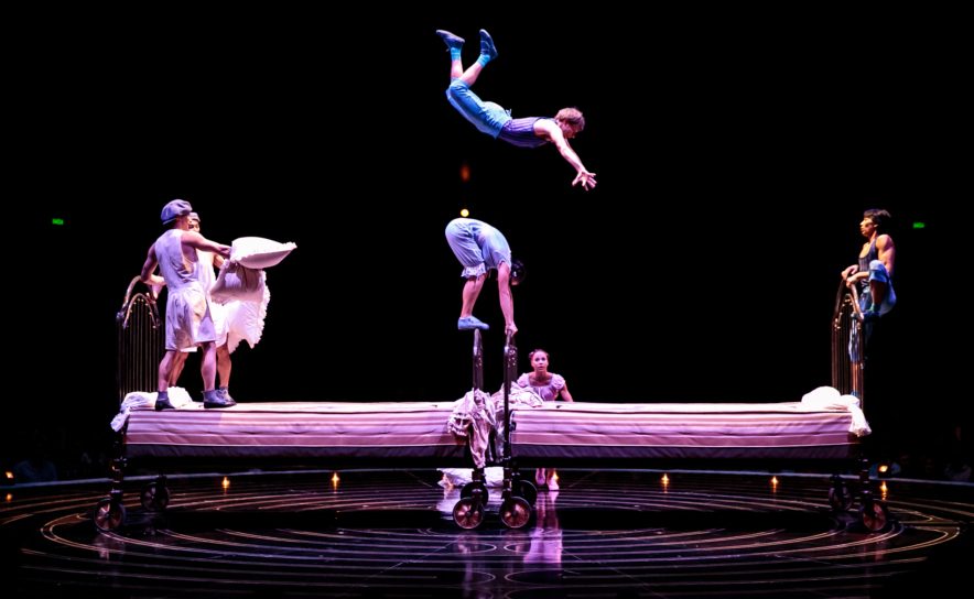 Bettentrampolin in Cirque du Soleil "Corteo"