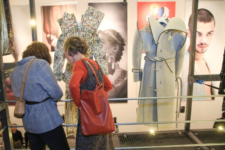 Besucherinnen begutachten Austrian Fashion Design im MAK