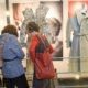 Besucherinnen begutachten Austrian Fashion Design im MAK