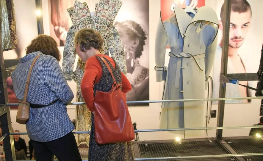 Besucherinnen begutachten die österreichische Mode