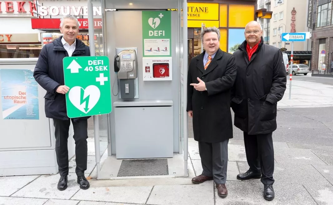 Wiener Telefonzelle mit Defibrillator gegen plötzlicher Herztod