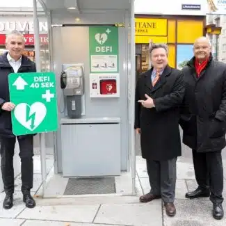 Wiener Telefonzelle mit Defibrillator gegen plötzlicher Herztod