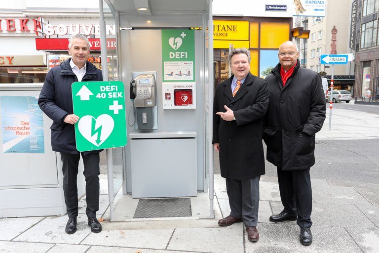 Wiener Telefonzelle mit Defibrillator gegen plötzlicher Herztod