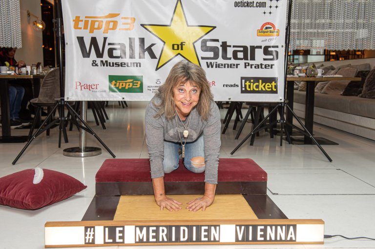 Suzi Quatro verewigt sich für den tipp3 Walk of Stars