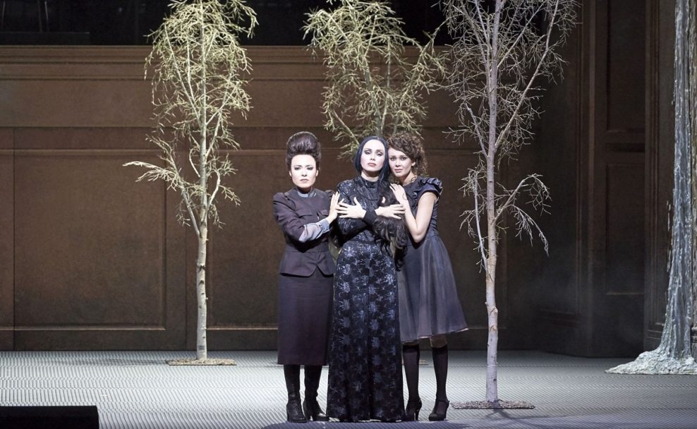Aida Garifullina, Margarita Gritskova, und Ilseyar Khayrullova in der Oper Tri Sestri