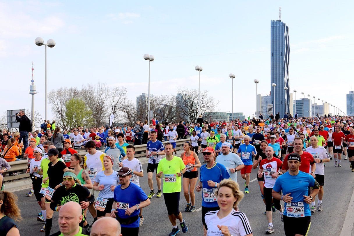 Teilnehmer am Vienna City Marathon (VCM) auf der Reichsbrücke