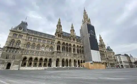 Leergefegter Rathausplatz am Vormittag des 17. März 2020 in Wien