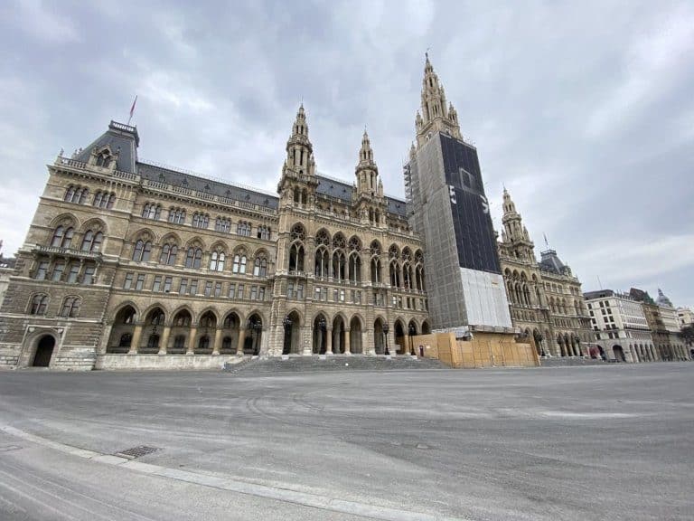 Leergefegter Rathausplatz am Vormittag des 17. März 2020 in Wien