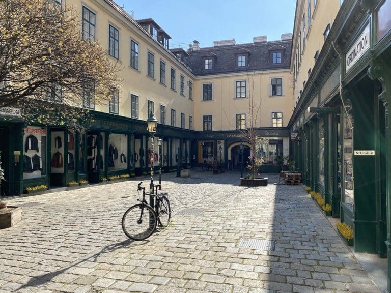 Menschenleere Einkaufspassage im Raimundhof wegen Ausgangsbeschränkung