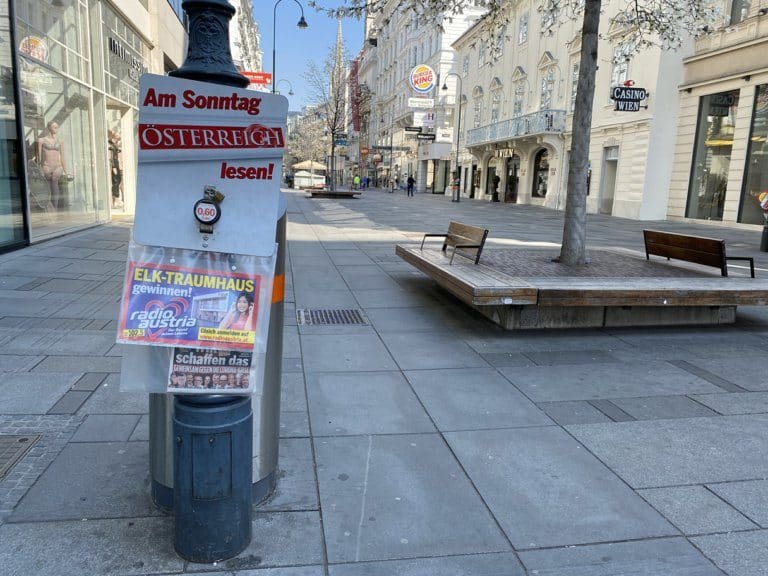 Vergessener Zeitungsbeutel in der Kärntner Straße - Corona-Krise in Wien