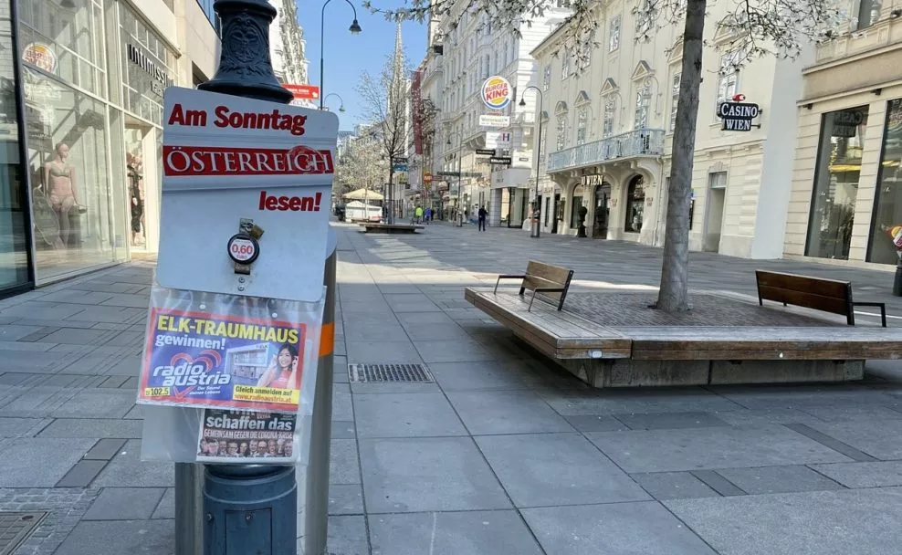 Vergessener Zeitungsbeutel in der Kärntner Straße - Corona-Krise in Wien