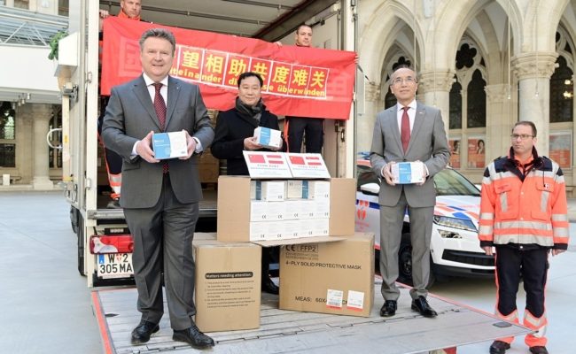 Der chinesische Botschafter in Wien übergibt Tausende Schutzmasken an Bürgermeister Ludwig