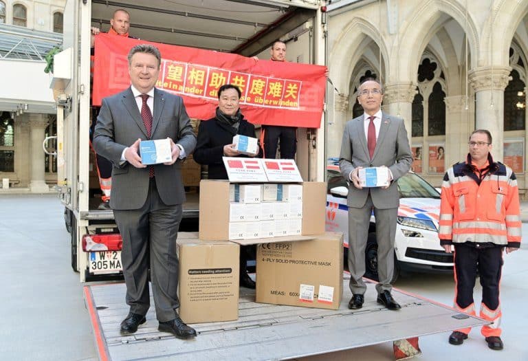 Der chinesische Botschafter in Wien übergibt Tausende Mundschutzmasken an Bürgermeister Ludwig