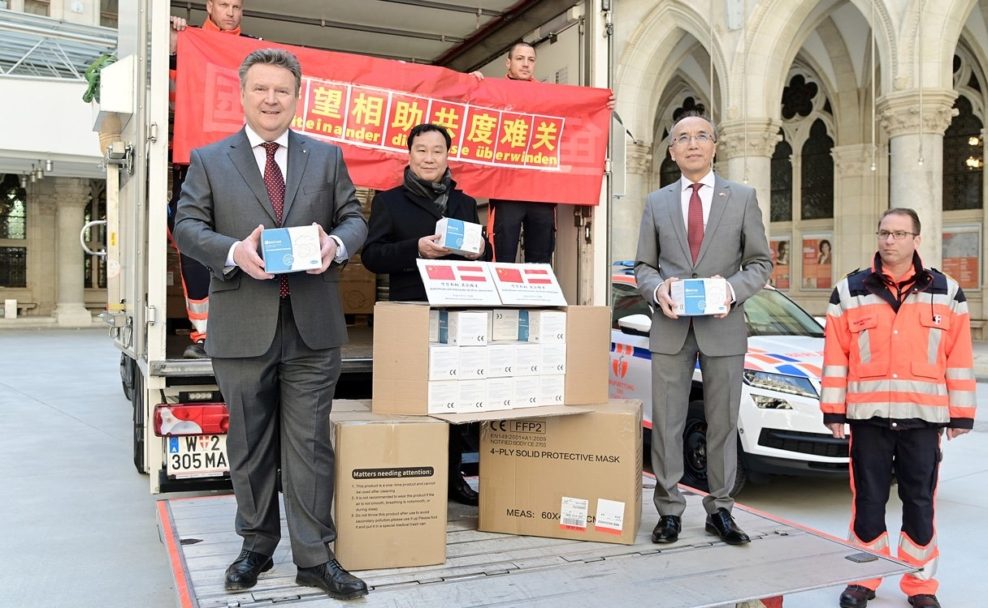 Der chinesische Botschafter in Wien übergibt Tausende Mundschutzmasken an Bürgermeister Ludwig