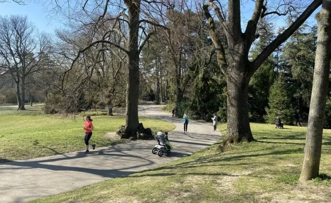 Menschen erholen sich im Türkenschanzpark in Wien