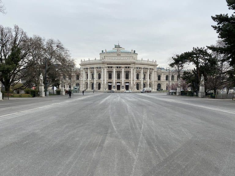 Burgtheater und Rathausplatz werden noch einige Zeit unbespielt bleiben