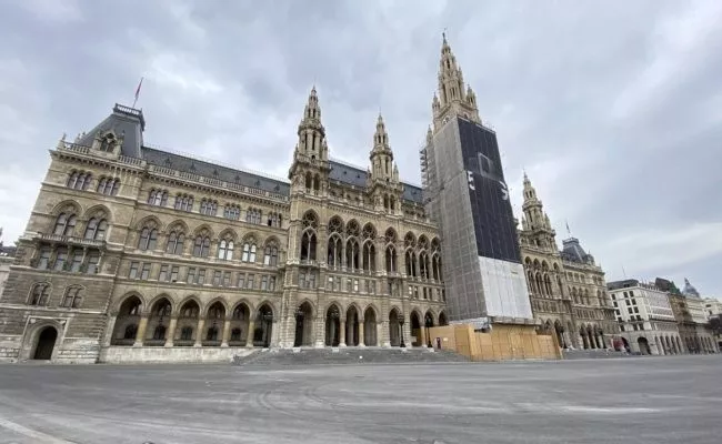 Menschenleerer Rathausplatz mitten im März