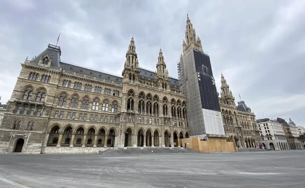 Menschenleerer Rathausplatz mitten im März