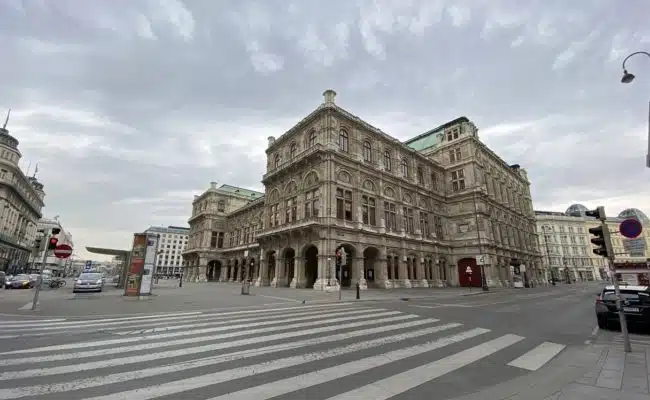 Wiener Staatsoper von der Kärntnerstrasse aus betrachtet