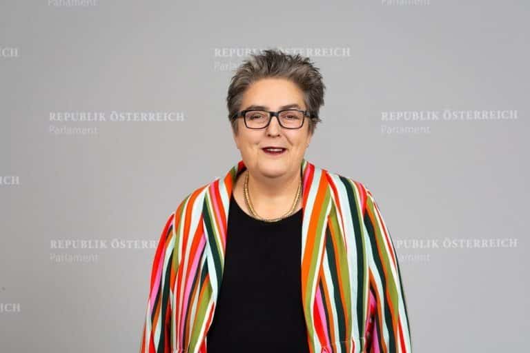 Grüne Kultursprecherin Eva Blimlinger bringt sich als Nachfolgerin von Lunacek in Stellung