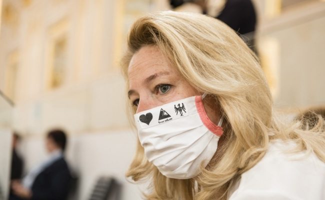 Nationalratsabgeordnete Rebecca Kirchbaumer trägt Schutzmaske im Parlament