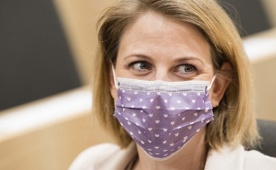 Nationalratsabgeordnete Beate Meinl-Reisinger trägt Schutzmaske im Parlament