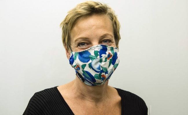 Nationalratsabgeordnete Sibylle Hamann trägt Schutzmaske im Parlament