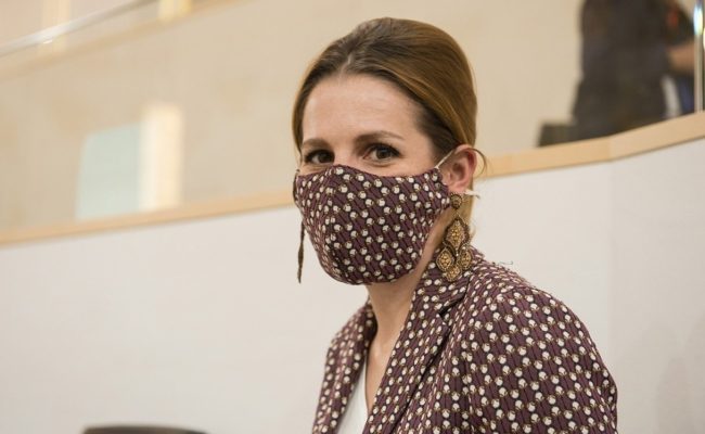 Nationalratsabgeordnete Carmen Jeitler-Cincelli trägt Schutzmaske im Parlament