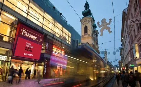 Roadside Passage in Linz mit Goldbach DOOH Display