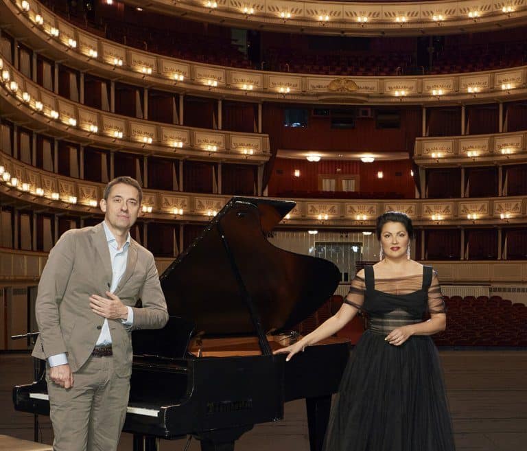 Staatsoperdirektor Bogdan Roscic und Anna Netrebko auf der Bühne der Wiener Staatsoper