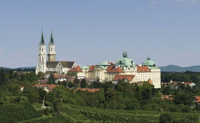 Fernblick auf das Stift Klosterneuburg.