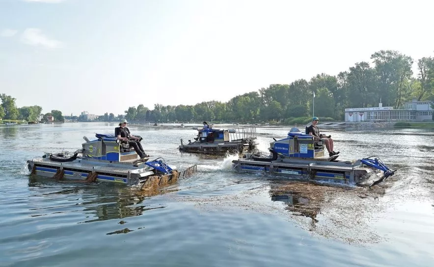 Mähboote im Einsatz gegen Wasserpflanzen in der Alten Donau