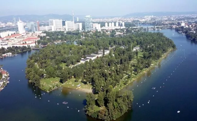 Sicherheitsauflagen wie Abstandsregeln gelten 2020 an der Alten Donau