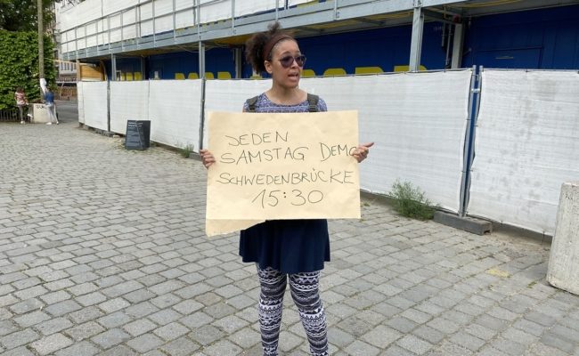 Aktivistin bei Demonstration gegen Corona-Gesetz in Wien