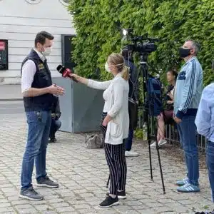 oe24-TV interviewt Polizeisprecher bei über Corona-Demo in Wien