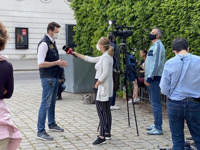 oe24-TV interviewt Polizeisprecher bei über Corona-Demo in Wien