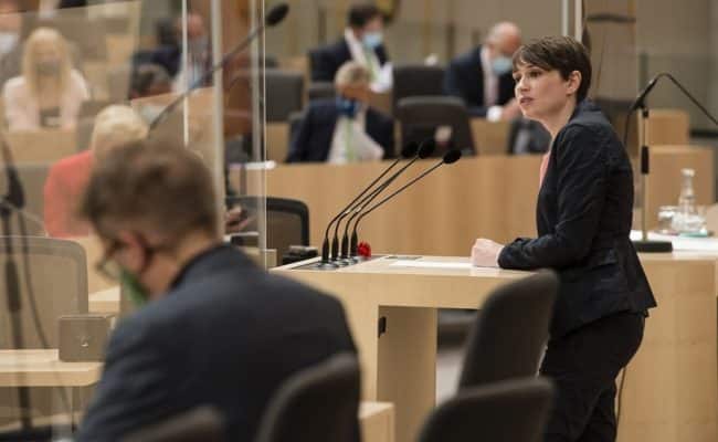 Klubobfrau Sigrid Maurer (G) am Rednerpult